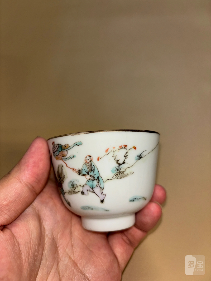 清 粉彩人物纹杯、青花花卉纹盘一组两件 - 图3